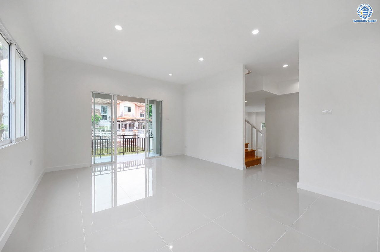 บ้านมือสองตกแต่งใหม่ โครงการ ปริญญดา ปิ่นเกล้า-พุทธมณฑลสาย 2 หลังมุม เนื้อที่ 104.5 ตร.ว.พื้นที่ใช้สอย 197.8 ตร.ม. ฟังก์ชัน 3 ห้องนอน 5 ห้องน้ำ 1 ห้องแม่บ้าน จอดรถได้ 2 คัน บนทำเลเดินทางสะดวก เชื่อมต่อ ถ.พุทธมณฑลสาย 2 ใกล้ทางคู่ขนานลอยฟ้าบรมราชชนนี, เซ็นทรัลปิ่นเกล้า และ ม.มหิดล